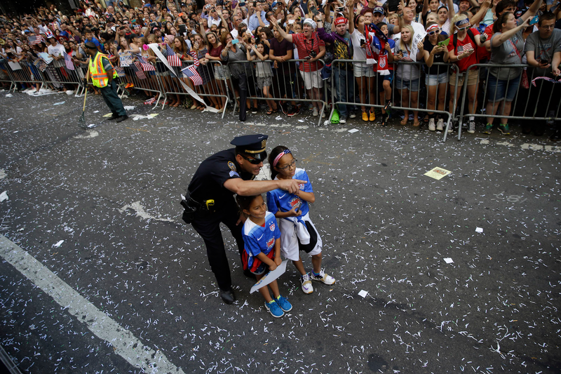 Illustration for article titled Scenes From The USWNT's Victory Parade